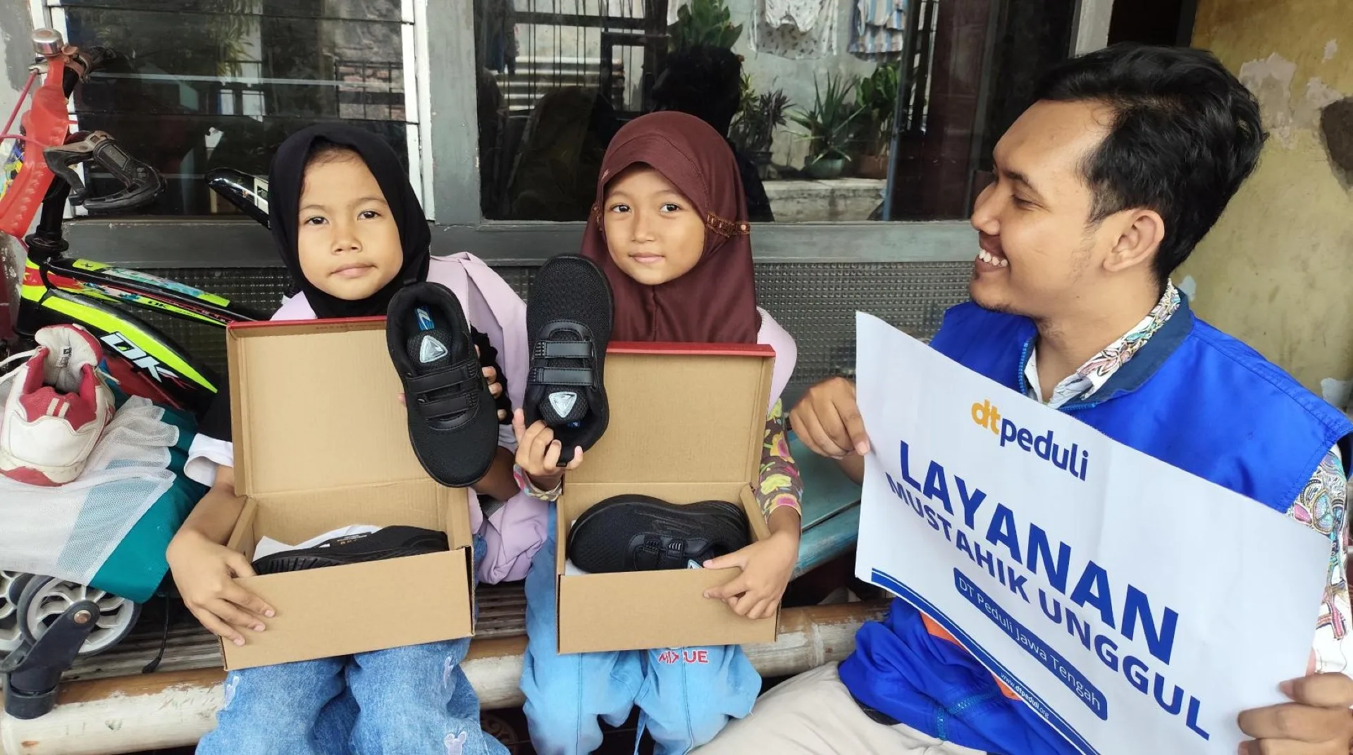 Ringankan Beban Keluarga Penyintas Stroke, DT Peduli Jateng Salurkan Bantuan Pendidikan