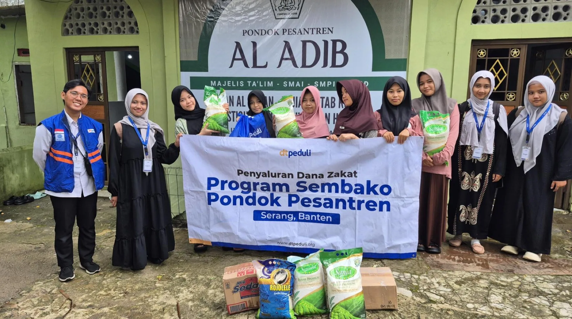 DT Peduli Serang Salurkan Program Sembako untuk Pesantren Al Adib di Kabupaten Pandeglang